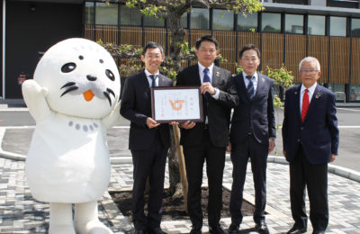 人吉市役所の新市庁舎に「しだれ梅」贈呈