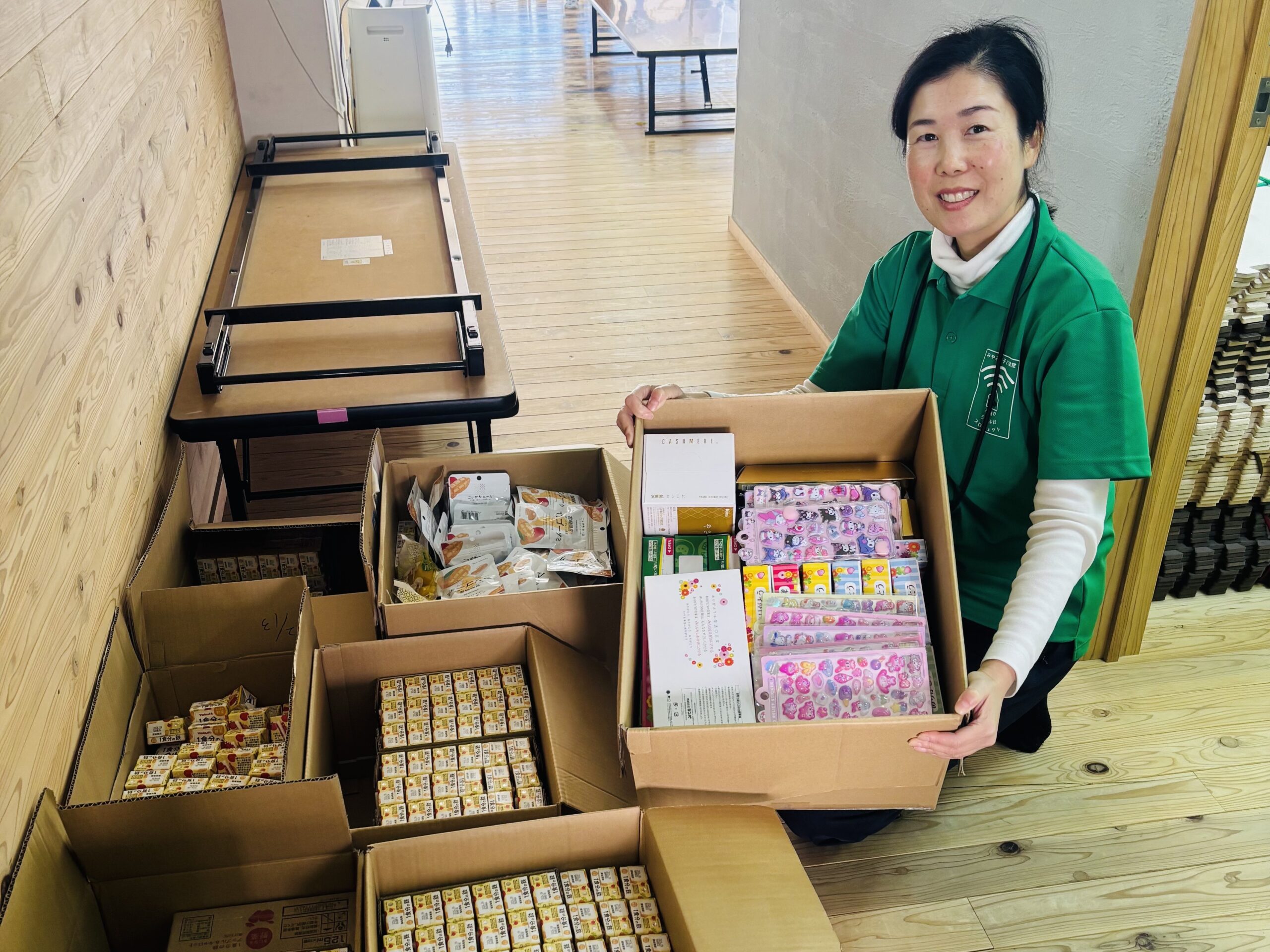 グループ各店より、食品や備品の寄付をいたしました。